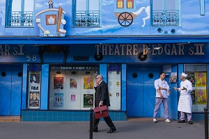 SCENE DE RUE DEVANT LE THEATRE D'EDGAR, QUARTIER DE LA GAITE MONTPARNASSE, 14EME ARRONDISSEMENT, PARIS, FRANCE 