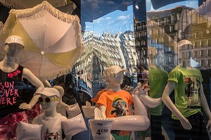 VITRINE DE MAGASIN DE VETEMENTS DU CENTRE COMMERCIAL DE LA TOUR MONTPARNASSE, 14EME ARRONDISSEMENT, PARIS, FRANCE 