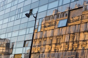 REFLET D'UN IMMEUBLE ANCIEN DANS UN IMMEUBLE DE BUREAU MODERNE ET VITRE, QUARTIER DU MONTPARNASSE, RUE FALGUIERES, 15 EME ARRONDISSEMENT, PARIS, FRANCE 