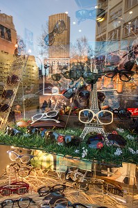 REFLET DE LA VILLE DANS LA VITRINE D'UN OPTICIEN ET COMMERCE DE LUNETTES FANTAISIE AVEC LA TOUR EIFFEL ET TOUR MONTPARNASSE, RUE DU CHERCHE-MIDI, 6EME ARRONDISSEMENT, PARIS, FRANCE 