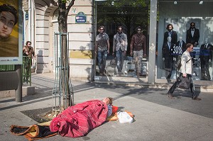 FEMME SANS ABRI ALLONGEE SUR LE TROTTOIR, MISERE ET PAUVRETE, RUE DU REGARD, 6EME ARRONDISSEMENT, PARIS, FRANCE 