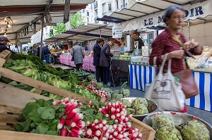 ETALAGE DE LEGUMES BIOS (RADIS, ARTICHAUTS), MARCHE BIOLOGIQUE, BOULEVARD RASPAIL, 6EME ARRONDISSEMENT, PARIS, FRANCE 