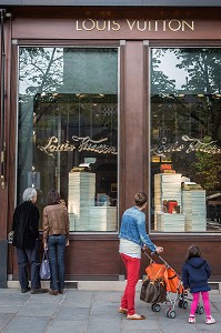 TOURISTES ET CLIENTS DEVANT LE MAGASIN DE LUXE LOUIS VUITTON, PLACE DE SAINT-GERMAIN-DES PRES, 6EME ARRONDISSEMENT, PARIS, FRANCE 