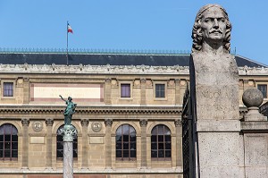 BUSTE DE NICOLAS POUSSIN DEVANT LA FACADE DE L'ECOLE NATIONALE SUPERIEURE DES BEAUX-ARTS, RUE BONAPARTE, 6EME ARRONDISSEMENT, PARIS, FRANCE 