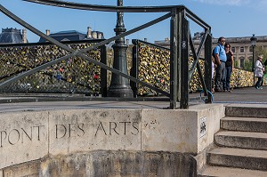 TOURISTES ET CADENAS DES AMOUREUX ACCROCHES SUR LES RAMBARDES DU PONT DES ARTS, 1ER ARRONDISSEMENT, PARIS, FRANCE 