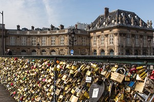 LES CADENAS DES AMOUREUX ACCROCHES SUR LES RAMBARDES DU PONT DES ARTS ET L'INSTITUT DE FRANCE, 1ER ARRONDISSEMENT, PARIS, FRANCE 