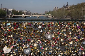 LES CADENAS DES AMOUREUX ACCROCHES SUR LES RAMBARDES DU PONT DES ARTS AU DESSUS DE LA SEINE, 1ER ARRONDISSEMENT, PARIS, FRANCE 