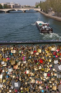 LES CADENAS DES AMOUREUX ACCROCHES SUR LES RAMBARDES DU PONT DES ARTS AVEC LA SEINE ET SES PENICHES, 1ER ARRONDISSEMENT, PARIS, FRANCE 