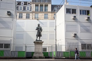 STATUE DE CONCORDET AU MILIEU DES CONSTRUCTION MODULAIRES DE CHANTIER, QUAI CONTI, 6EME ARRONDISSEMENT, PARIS, FRANCE 