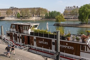 JOGGING LE MATIN DEVANT LE BATEAU DES SAPEURS-POMPIERS DE PARIS EN BORD DE SEINE, QUAI DE CONTI, 6EME ARRONDISSEMENT, PARIS, FRANCE 