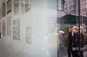 JEUNES FEMMES EN REFLET DANS UNE GALERIE D'ART, RUE GUENEGAUD, 6EME ARRONDISSEMENT, PARIS, FRANCE 