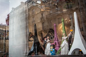 TOURS EIFFEL ET COUPLES DE MARIES INSOLITES DANS LA VITRINE D'UN MAGASIN DE SOUVENIRS, RUE DE RENNES, 6EME ARRONDISSEMENT, PARIS, FRANCE 