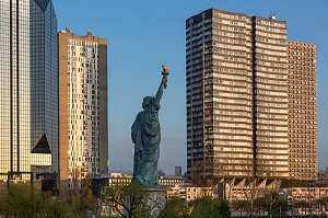 STATUE DE LA LIBERTE AU MILIEU DES TOURS DU QUARTIER DE BEAUGRENELLE, 15 EME ARRONDISSEMENT, PARIS, FRANCE 