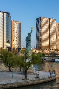 STATUE DE LA LIBERTE AU MILIEU DES TOURS DU QUARTIER DE BEAUGRENELLE, 15 EME ARRONDISSEMENT, PARIS, FRANCE 