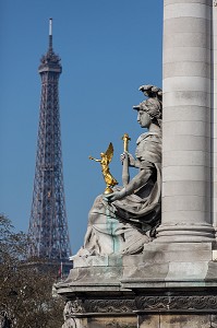 STATUE DE LA FRANCE SOUS LOUIS XIV DE LAURENT MARQUESTE SUR LE PONT ALEXANDRE III AVEC LA TOUR EIFFEL, 7EME ARRONDISSEMENT, PARIS, FRANCE 