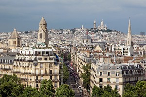 IMMEUBLES D'HABITATION AVEC L'EGLISE SAINT-PIERRE DE CHAILLOT, LE SACRE-COEUR AU FOND ET L'EGLISE ORTHODOXE GRECQUE A DROITE, RUE PIERRE 1ER DE SERBIE, 16 EME ARRONDISSEMENT, PARIS (75), FRANCE 