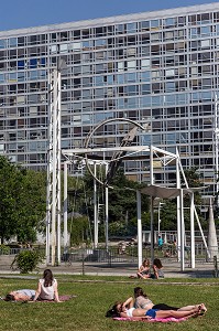 FONTAINE DE L'ILE DES HESPERIDES DANS LE JARDIN ATLANTIQUE AU DESSUS DE LA GARE MONTPARNASSE, PARIS (75015), FRANCE 