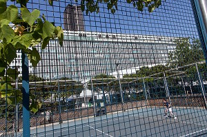 COURTS DE TENNIS AU JARDIN ATLANTIQUE AU DESSUS DE LA GARE MONTPARNASSE, PARIS (75015), FRANCE 