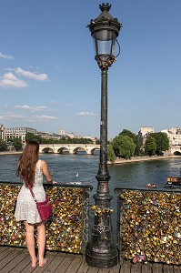 VUE SUR L'ILE DE LA CITE AVEC LE PONT NEUF ET LE SQUARE DU VERT GALANT, JEUNE FEMME DEVANT LES CADENAS DU PONT DES ARTS, QUAI DU LOUVRE, PARIS (75), FRANCE 