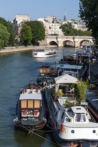 PENICHES SUR LES QUAIS DE SEINE DEVANT L'ILE DE LA CITE AVEC LE PONT NEUF ET LE SQUARE DU VERT GALANT, QUAI DU LOUVRE, PARIS (75), FRANCE 