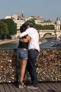 COUPLE D'AMOUREUX SUR PONT DES ARTS COUVERT DE CADENAS, QUAI DU LOUVRE, PARIS (75), FRANCE 