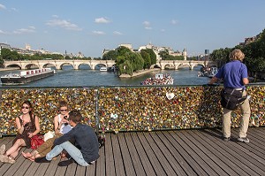 BALADE SUR LES QUAIS DE SEINE, PONT DES ARTS COUVERTS DE CADENAS, QUAI DU LOUVRE, PARIS (75), FRANCE 