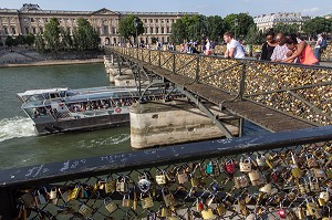 BALADE SUR LES QUAIS DE SEINE, PONT DES ARTS COUVERTS DE CADENAS, QUAI DU LOUVRE, PARIS (75), FRANCE 