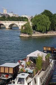 PENICHES SUR LES QUAIS DE SEINE DEVANT L'ILE DE LA CITE AVEC LE PONT NEUF ET LE SQUARE DU VERT GALANT, QUAI DU LOUVRE, PARIS (75), FRANCE 