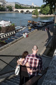 COUPLE SUR LES QUAIS DE SEINE DEVANT LES PENICHES, L'ILE DE LA CITE AVEC LE PONT NEUF ET LE SQUARE DU VERT GALANT, QUAI DU LOUVRE, PARIS (75), FRANCE 