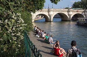 DETENTE ET PIQUE-NIQUE SUR LES QUAIS DE SEINE ET L'ILE DE LA CITE AVEC LE PONT NEUF DEVANT LE SQUARE DU VERT GALANT, QUAI DU LOUVRE, PARIS (75), FRANCE 