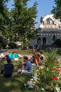 DETENTE ET PIQUE-NIQUE SUR LES QUAIS DE SEINE SUR L'ILE DE LA CITE AVEC LE SQUARE DU VERT GALANT, QUAI DU LOUVRE, PARIS (75), FRANCE 