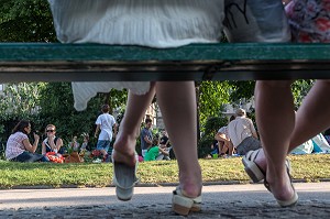 DETENTE ET PIQUE-NIQUE SUR LES QUAIS DE SEINE SUR L'ILE DE LA CITE, JEUX DE JAMBES, AU SQUARE DU VERT GALANT, QUAI DU LOUVRE, PARIS (75), FRANCE 