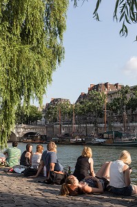 DETENTE ET PIQUE-NIQUE SUR LES QUAIS DE SEINE, L'ILE DE LA CITE AVEC LE PONT NEUF ET LES VOILIERS DEVANT LE SQUARE DU VERT GALANT, QUAI DU LOUVRE, PARIS (75), FRANCE 