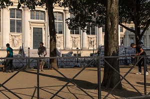 PLACE DAUPHINE DEVANT LE PALAIS DE JUSTICE SUR L'ILE DE LA CITE, PARIS (75), FRANCE 