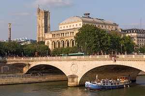 BORDS DE SEINE AVEC BATEAU, PONT NEUF, LE THEATRE DE LA VILLE ET LA TOUR SAINT-JACQUES, PARIS (75), FRANCE 