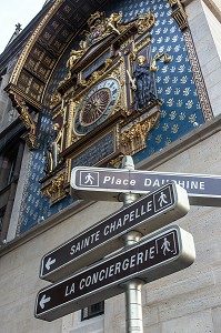 PANNEAUX PLACE DAUPHINE, LA CONCIERGERIE ET LA SAINTE CHAPELLE DEVANT LA TOUR DE L'HORLOGE, QUAI DE L'HORLOGE SUR L'ILE DE LA CITE, PARIS (75), FRANCE 