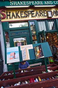 FACADE DE LA LIBRAIRIE SHAKESPEARE AND COMPAGNY, LIBRAIRIE, BIBLIOTHEQUE SPECIALISEE DANS LA LITTERATURE ANGLOPHONE, FONDEE PAR GEORGES WHITMAN, RUE DE LA BUCHERIE, PARIS (75), FRANCE 