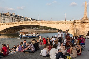 DETENTE DES JEUNES EN BORDS DE SEINE SUR LE QUAI DE LA TOURNELLE, AVEC UNE PENICHE ET PONT DE LA TOURNELLE PARIS (75), FRANCE 
