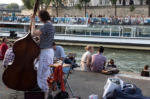 DETENTE MUSICALE (CONTREBASSE) DES JEUNES EN BORDS DE SEINE SUR LE QUAI DE LA TOURNELLE, AVEC UNE PENICHE ET PONT DE LA TOURNELLE PARIS (75), FRANCE 