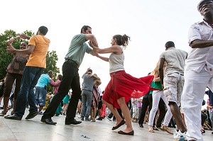 SOIREE DANSANTE PARISIENNE SUR LES QUAIS DE SEINE, DANSE TANGO ET ANIMATION SUR L'ESPLANADE DU JARDIN TINO ROSSI, QUAI SAINT-BERNARD, PARIS (75), FRANCE 