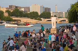 SOIREE DANSANTE PARISIENNE SUR LES QUAIS DE SEINE, DANSE TANGO ET ANIMATION AU JARDIN TINO ROSSI, QUAI SAINT-BERNARD, PARIS (75), FRANCE 