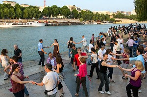 SOIREE DANSANTE PARISIENNE SUR LES QUAIS DE SEINE, DANSE TANGO ET ANIMATION AU JARDIN TINO ROSSI, QUAI SAINT-BERNARD, PARIS (75), FRANCE 
