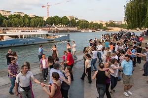 SOIREE DANSANTE PARISIENNE SUR LES QUAIS DE SEINE, DANSE TANGO ET ANIMATION AU JARDIN TINO ROSSI, QUAI SAINT-BERNARD, PARIS (75), FRANCE 