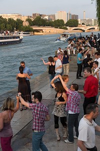 SOIREE DANSANTE PARISIENNE SUR LES QUAIS DE SEINE, DANSE TANGO ET ANIMATION AU JARDIN TINO ROSSI, QUAI SAINT-BERNARD, PARIS (75), FRANCE 