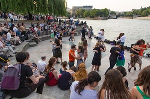 SOIREE DANSANTE PARISIENNE SUR LES QUAIS DE SEINE, DANSE TANGO ET ANIMATION AU JARDIN TINO ROSSI, QUAI SAINT-BERNARD, PARIS (75), FRANCE 