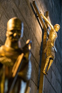 STATUE MODERNE DORE DU CHRIST SUR LA CROIX, INTERIEUR DE LA CATHEDRALE NOTRE-DAME, ILE DE LA CITE, PARIS (75), FRANCE 