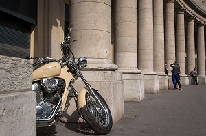 MOTO DEVANT UN IMMEUBLE A COLONNES DE LA RUE SAUVAL, PARIS (75), FRANCE 