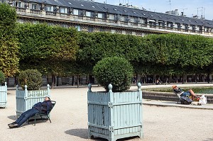 JARDIN DU PALAIS ROYAL, PERSONNES FAISANT LA SIESTE AU SOLEIL, PARIS (75), FRANCE 