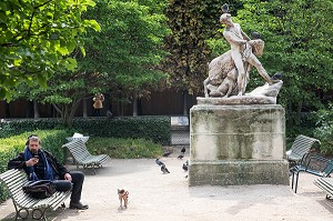 SCULPTURE DE PAUL LEMOYNE, LE PATRE ET LA CHEVRE (1830) JARDIN DU PALAIS ROYAL, PARIS (75), FRANCE 