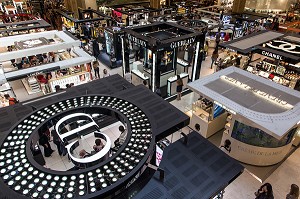 BOUTIQUES DE LUXE ET DE PARFUM DES GRANDES MARQUES AUX GALERIES LAFAYETTE, LES GRANDS MAGASINS, PARIS (75), FRANCE 